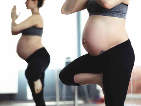 Factors to Consider when looking for Exercise Wears pregnant woman doing yoga